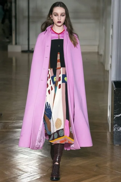 Chiếc cape hồng của Valentino