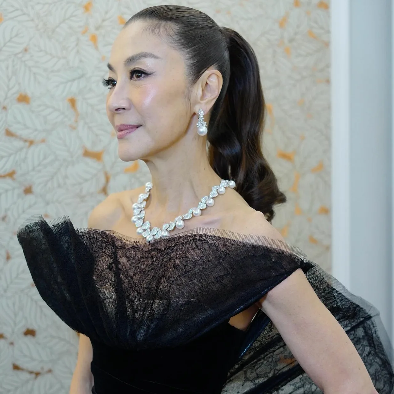 Hình ảnh lớp trang điểm của Michelle Yeoh với màu son môi tự nhiên.