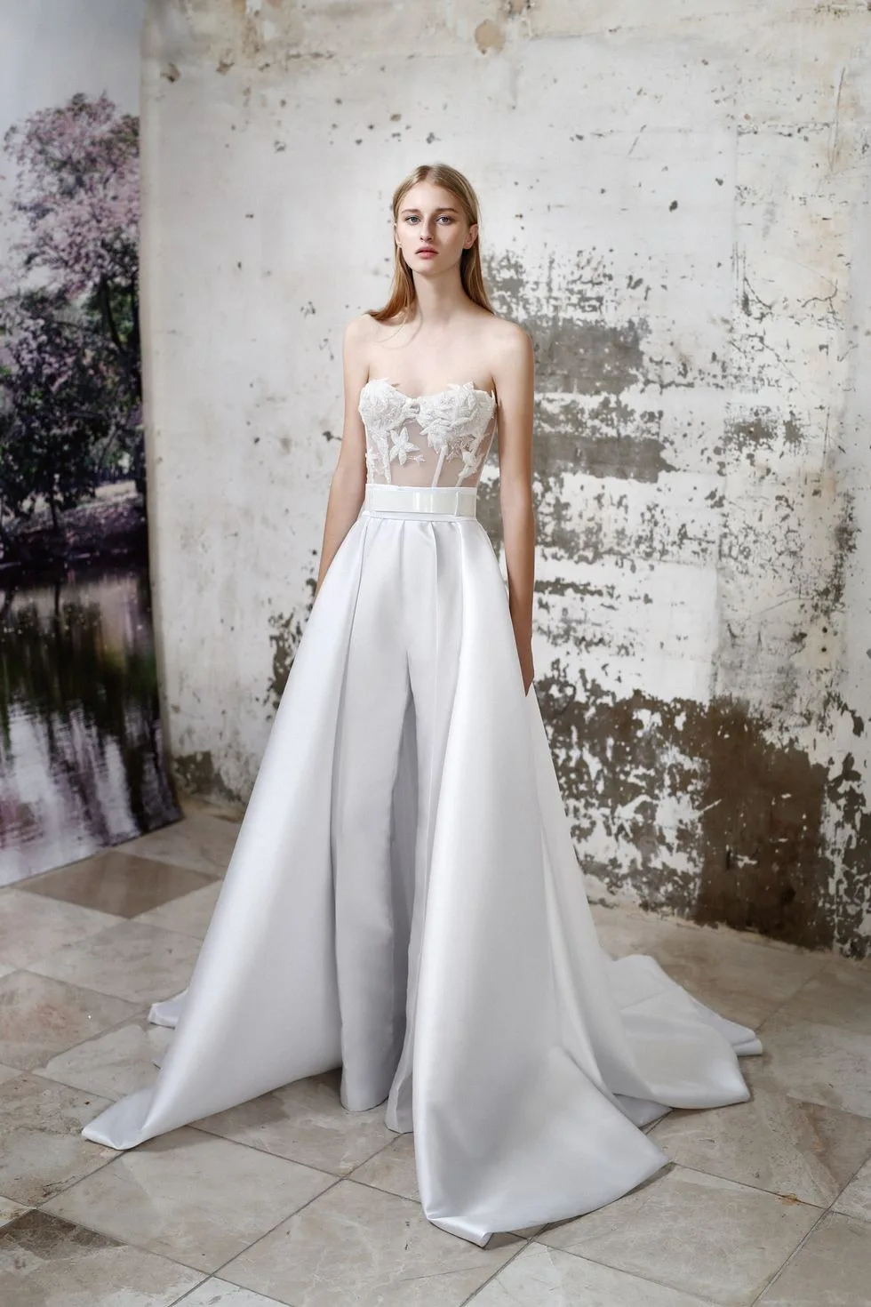 Thiết kế jumpsuit phối ren với kiểu dáng vừa cá tính vừa quyến rũ của thương hiệu Galia Lahav trong bộ sưu tập Thu 2019.