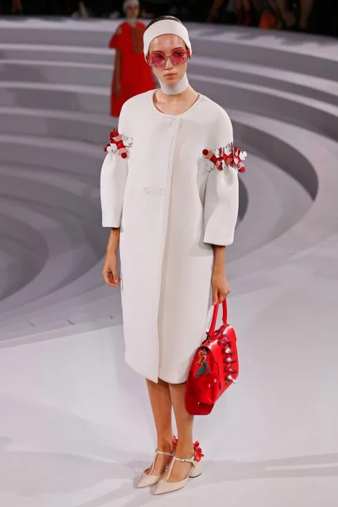 Thiết kế mở đầu BST Xuân-Hè 2-17 của Anya Hindmarch