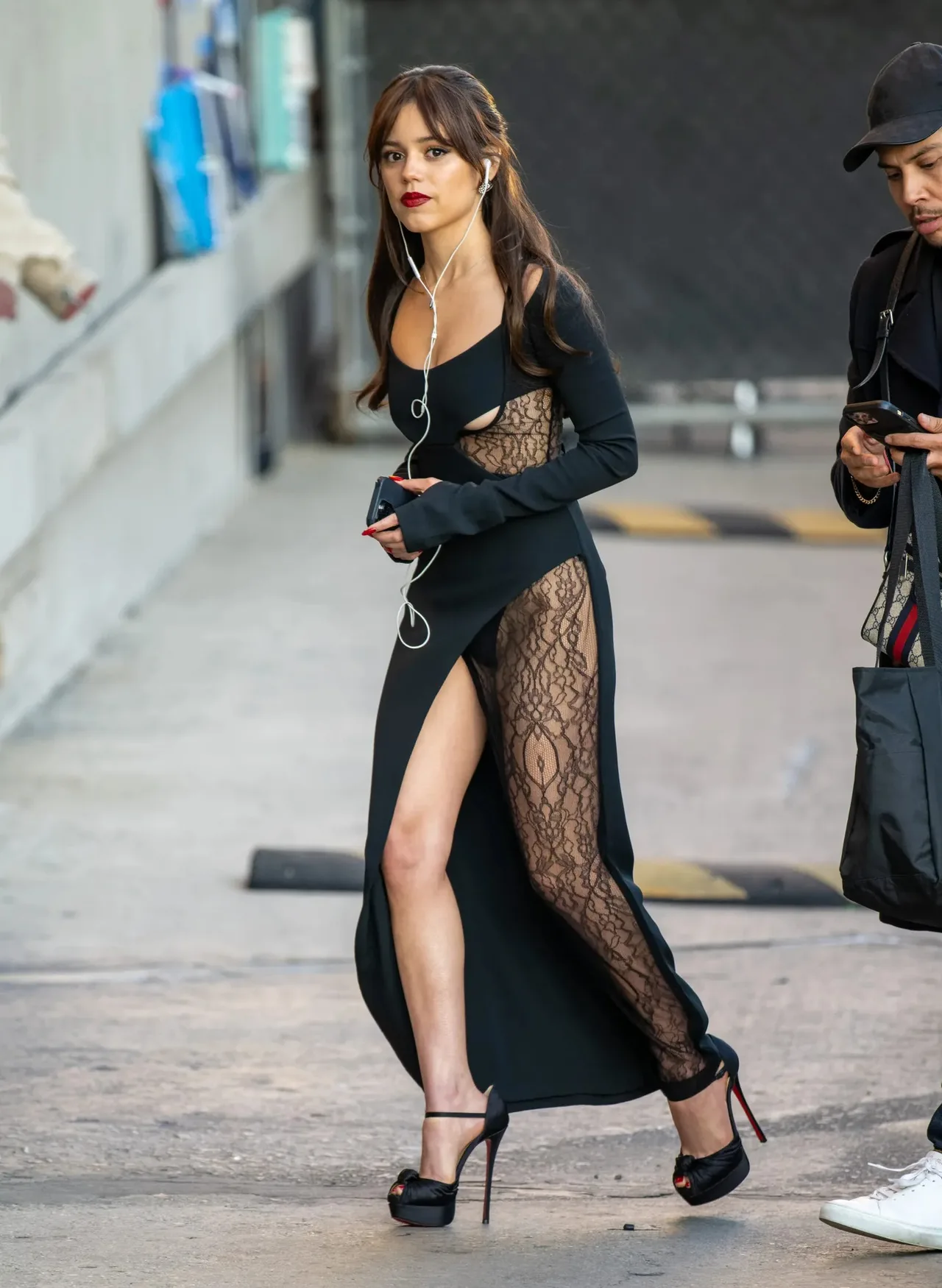Jenna Ortega đến Jimmy Kimmel Live với váy đen xẻ tà