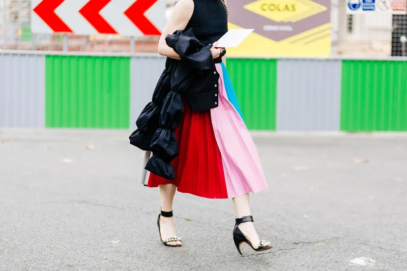 Street style Paris Xuân - Hè 2018: Sắc màu nồng ấm lên ngôi Street style Paris Xuân - Hè 2018: Sắc màu nồng ấm lên ngôi