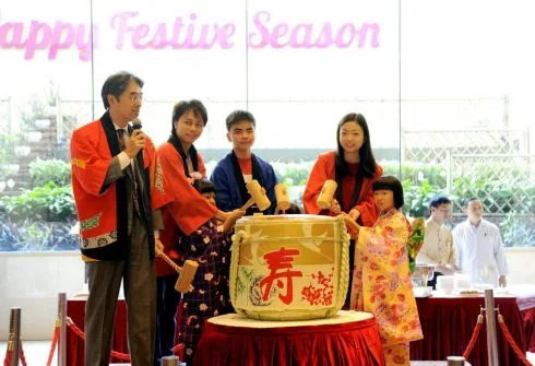 nghi lễ “Đập bình rượu Sake”