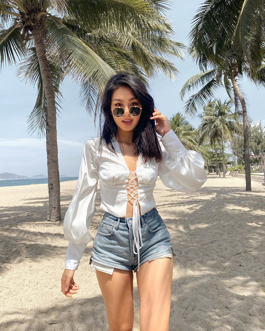 Thời trang cung cự giải - Thảo Nhi Lê mặc áo tay phồng trắng và quần shorts jeans