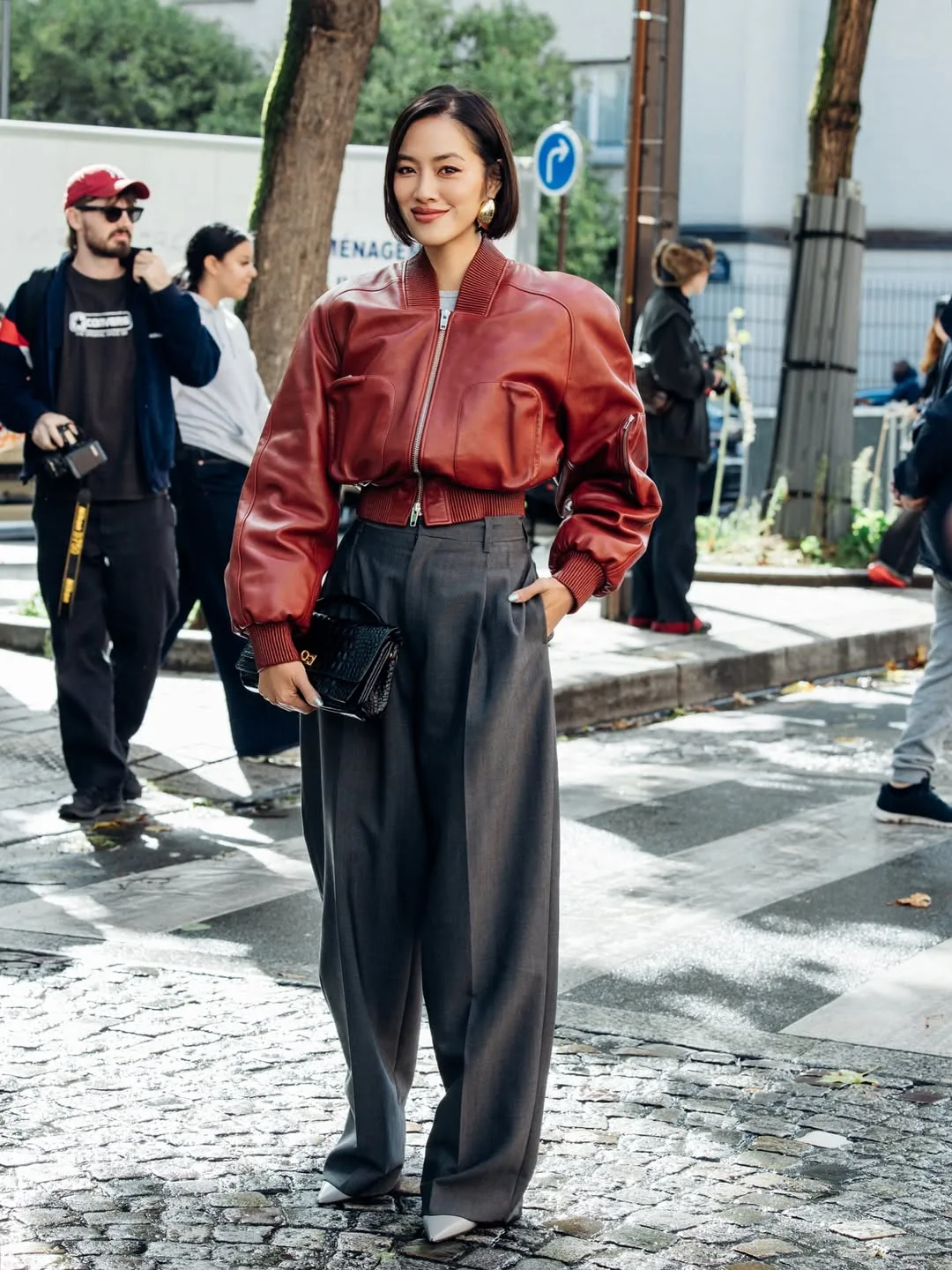 Một chiếc áo da croptop sẽ tạo "khoảng hở" để định hình lại tỷ lệ giữa hông và eo.