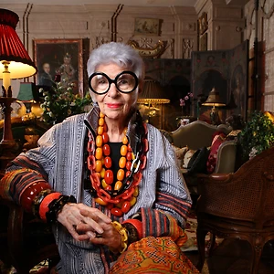 Tưởng nhớ Iris Apfel – Biểu tượng thời trang 102 tuổi đáng kính
