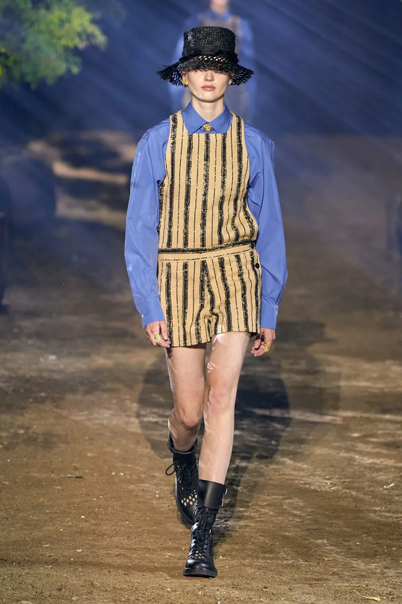 jumpsuit kẻ sọc và áo sơ mi xanh dior xuân hè 2020