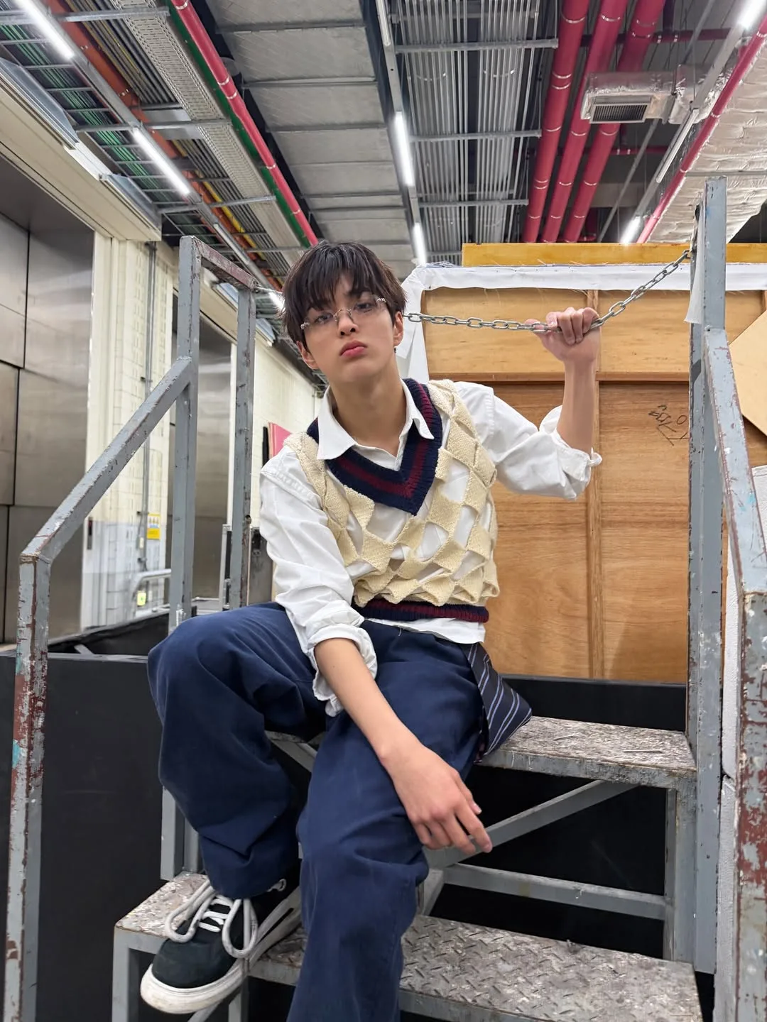 Cortis diện phong cách "geek-chic"