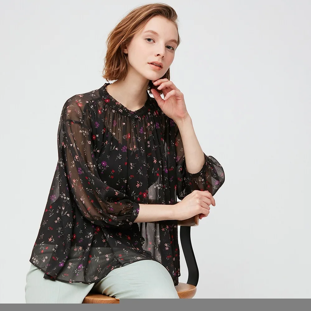 áo voan mỏng đen họa tiết hoa nhí uniqlo