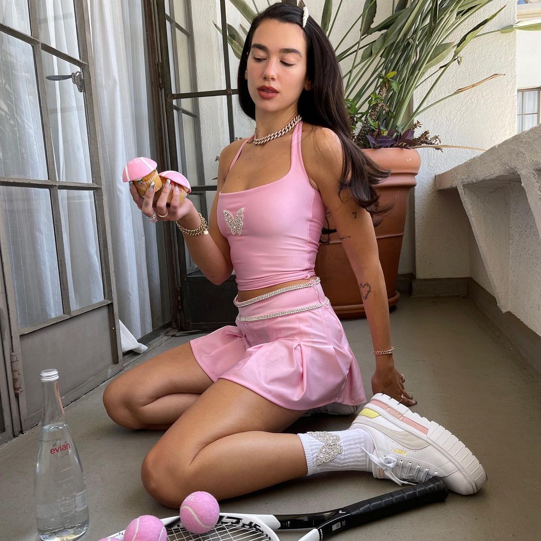 @dualipa diện váy tennis xoè
