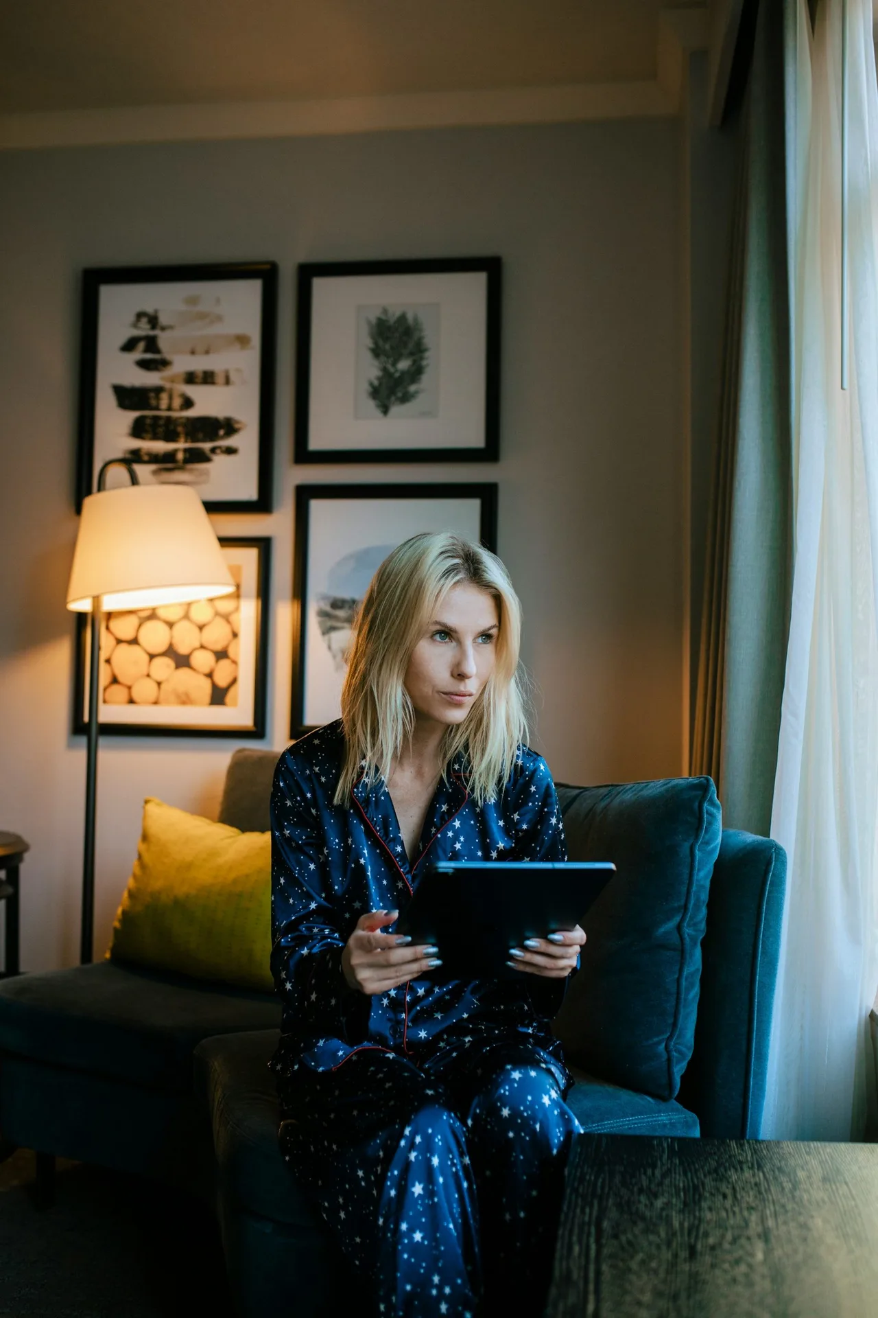 tâm lý cô gái ngồi xem ipad