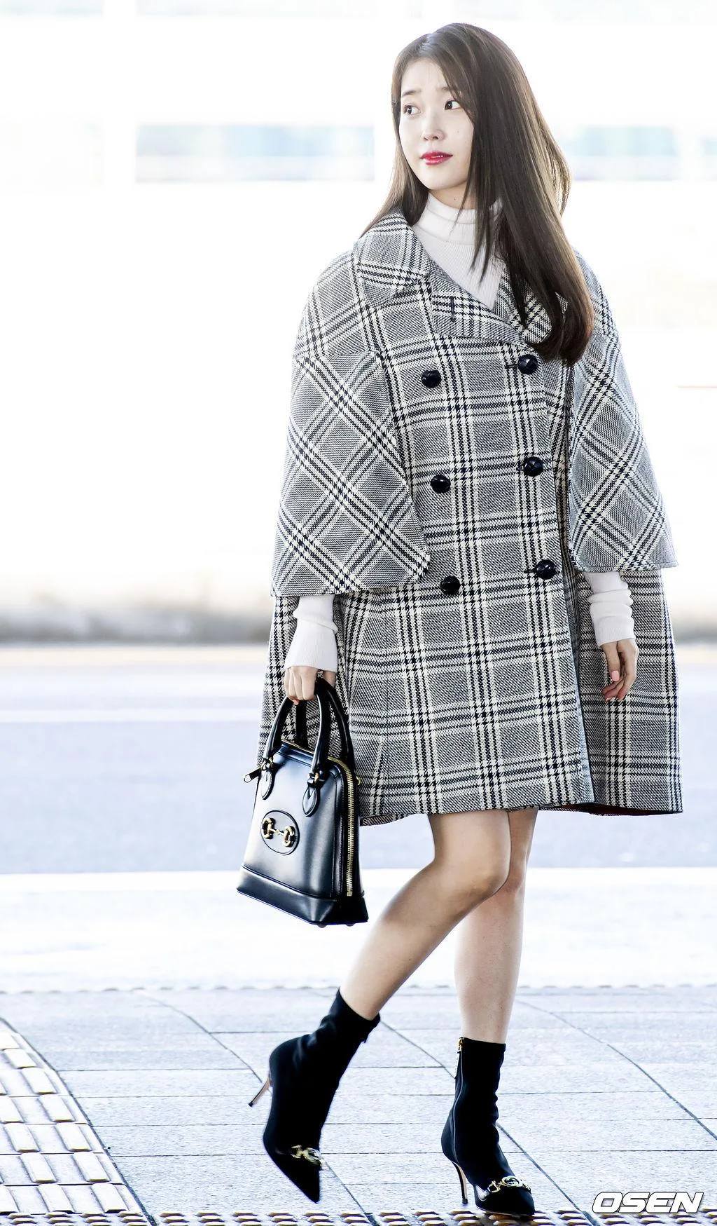 ca sĩ IU xinh xắn tại sân bay trong trang phục của Gucci