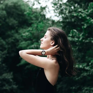 cô gái mặc áo đen tìm thấy sự bình yên trong tâm hồn