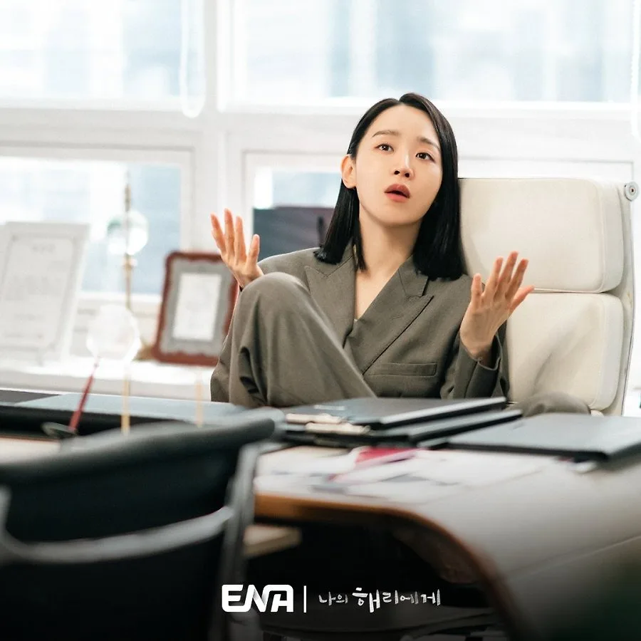 vest xám ghi Shin Hye Sun trong "Dear Hyeri"