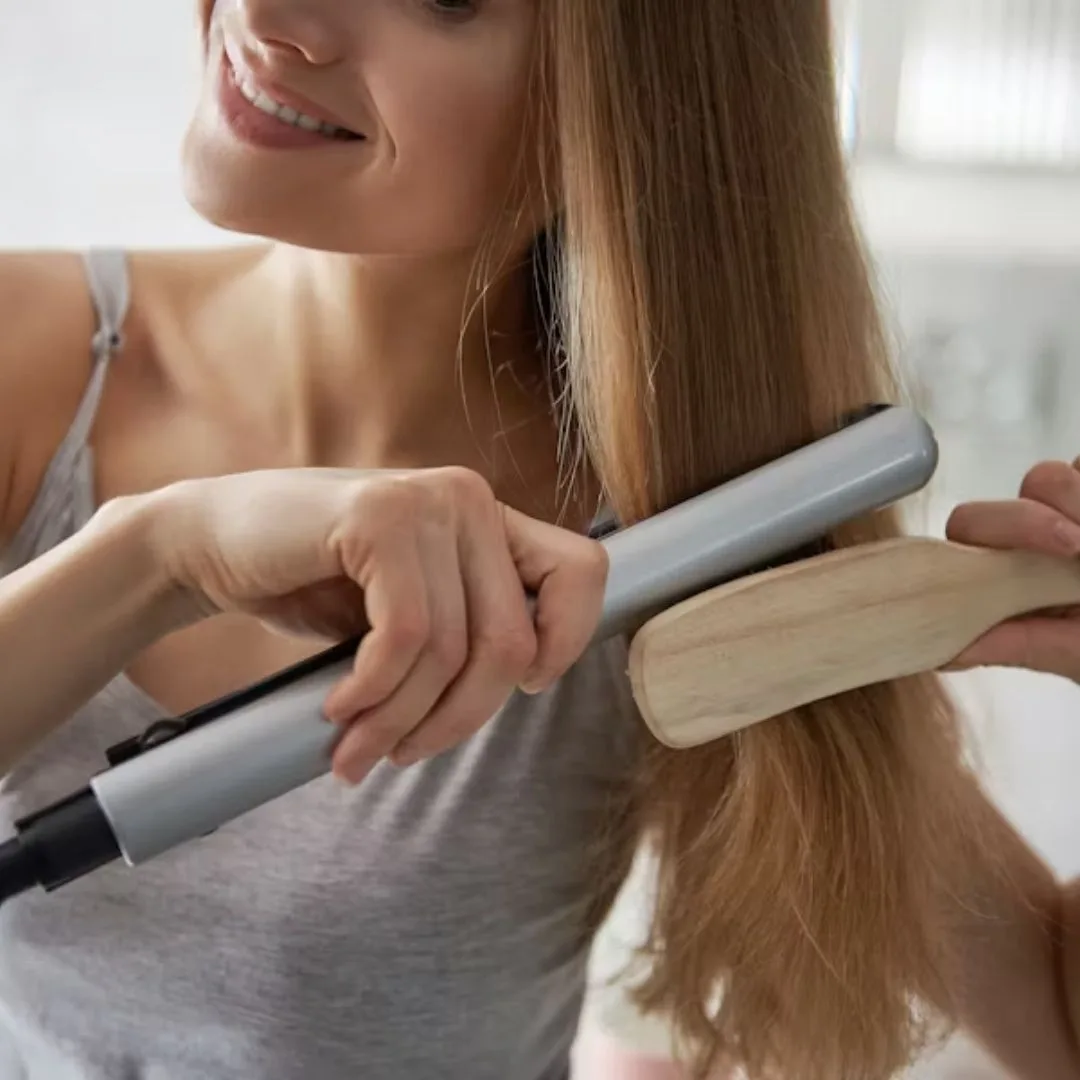 cô gái đang tạo kiểu với mái tóc xù