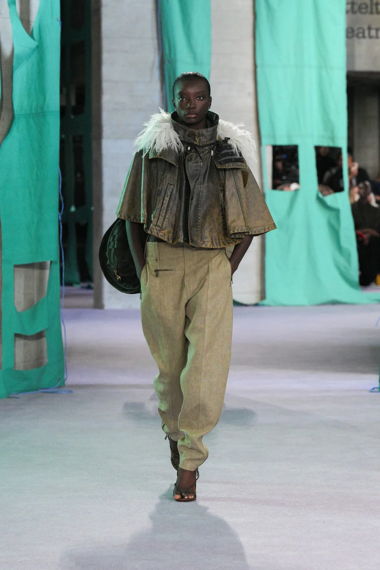 Burberry quần tây màu kem