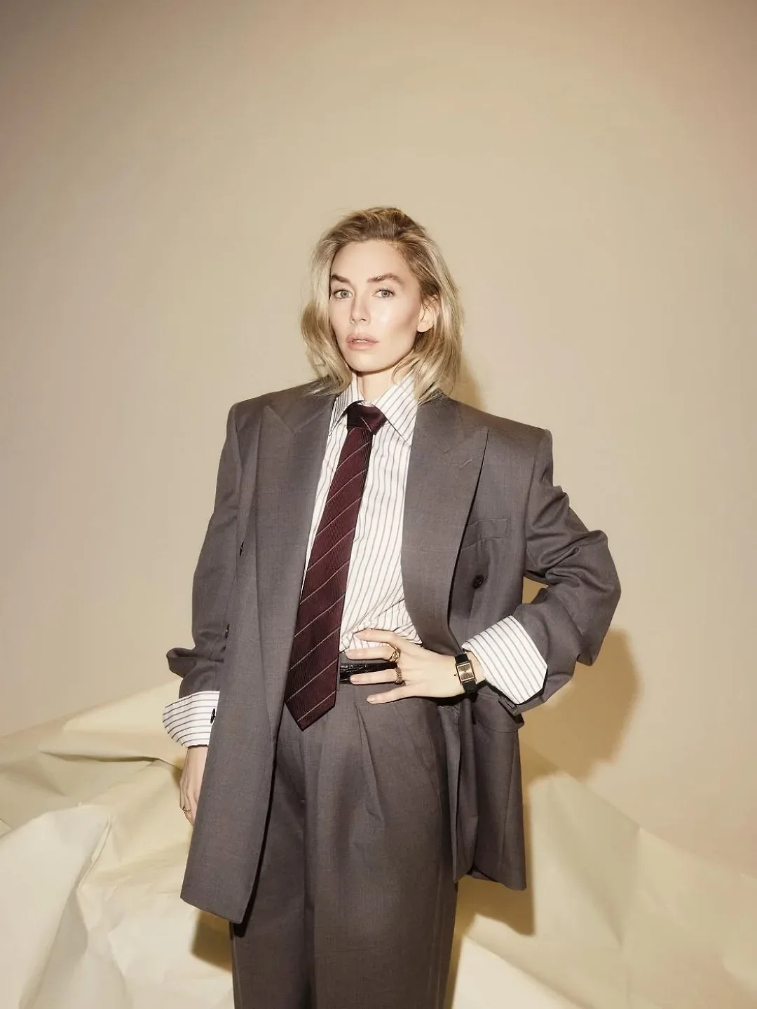 Kirby diện trench suit màu beige