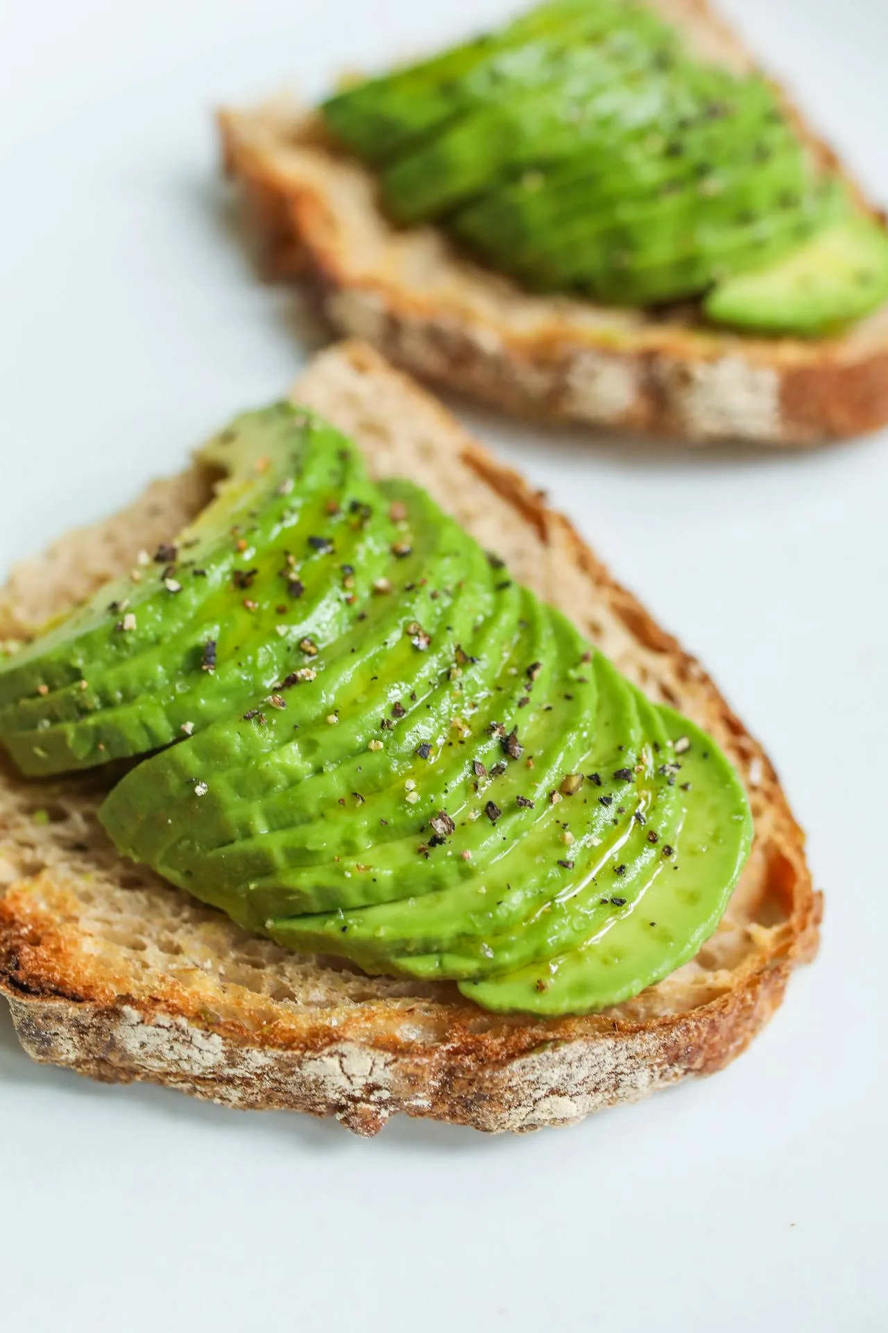 bánh mì với quả bơ giúp màu da tươi sáng