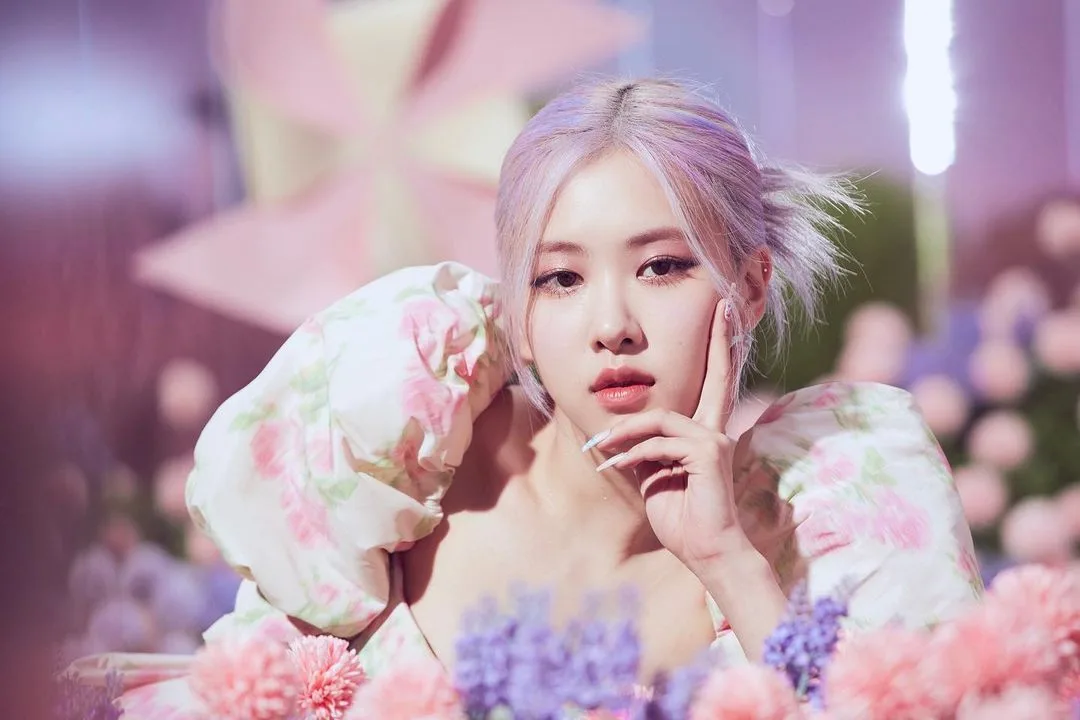 cô gái ngồi giữa vườn hoa