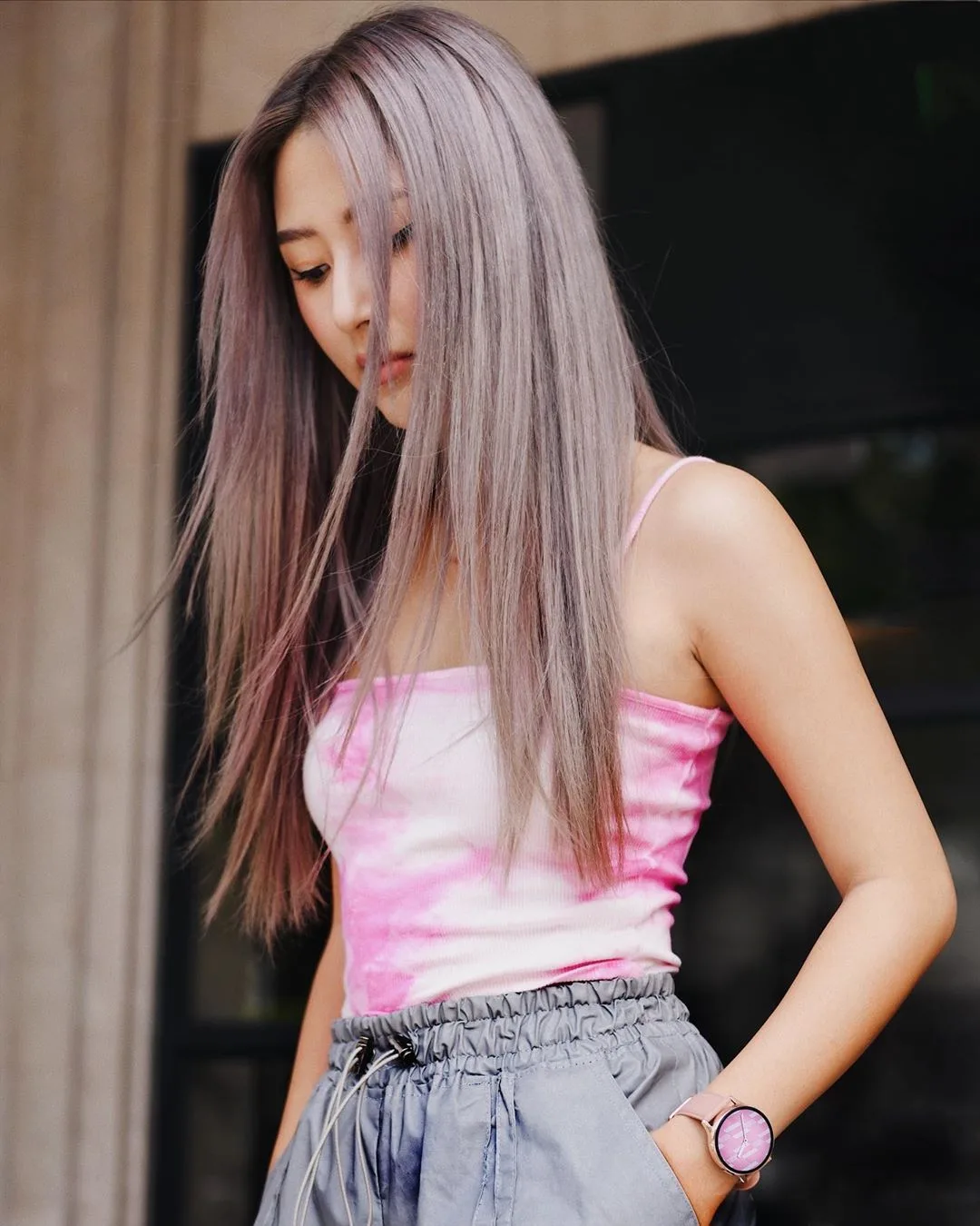 quỳnh anh shyn mặc áo dây nhuộm tie dye trắng hồng