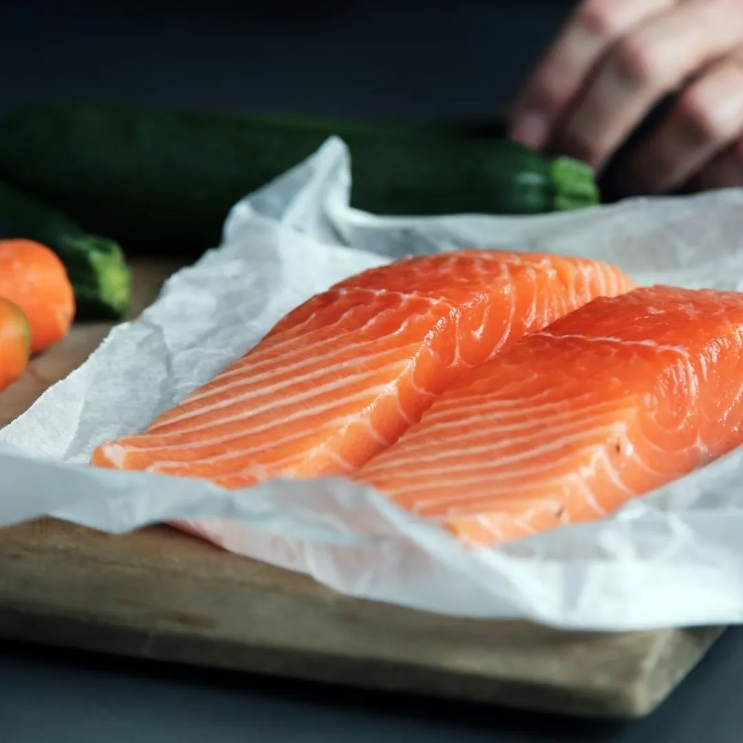Bổ sung những loại cá giàu omega 3 như cá hồi giúp giảm khô mắt