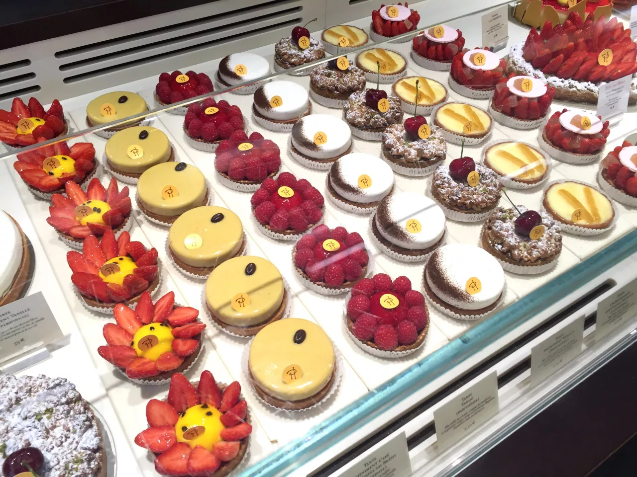 bánh ngọt tại tiệm bánh Pierre Hermé huyền thoại bạn nên thử khi đến Paris