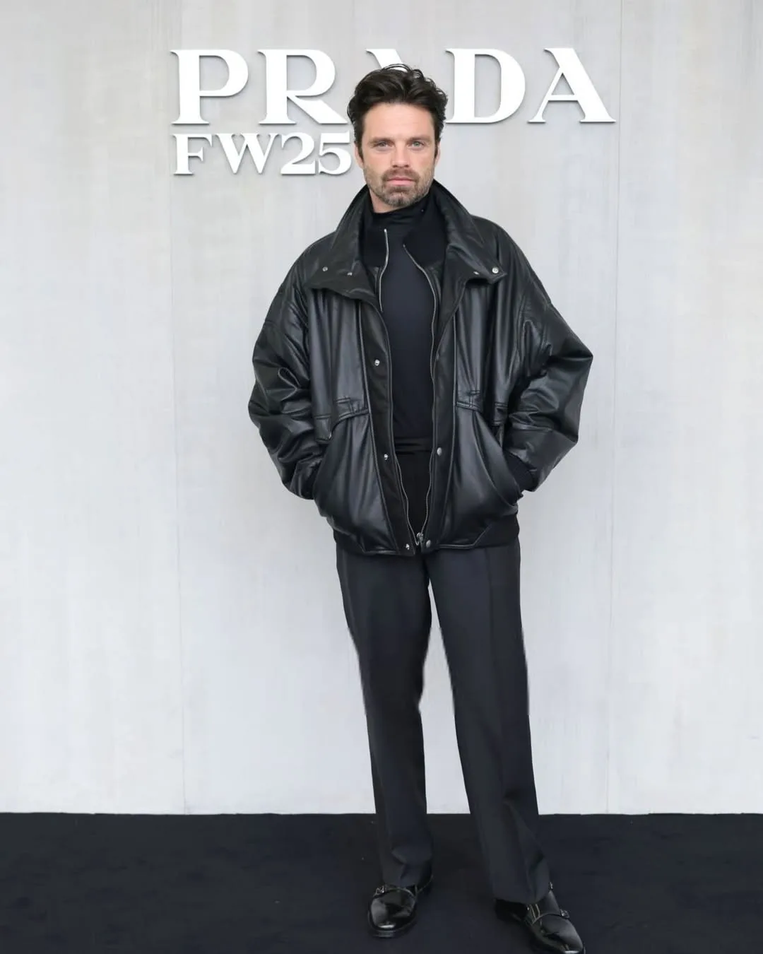 Sebastian Stan xuất hiện trong một bản phối all-black tối giản