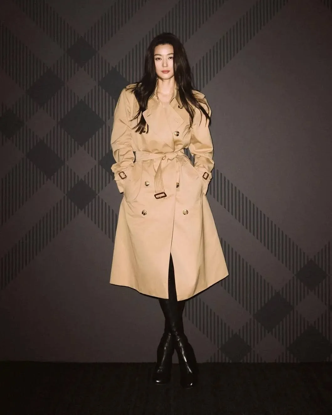 Jun Ji Hyun diện trench coat
