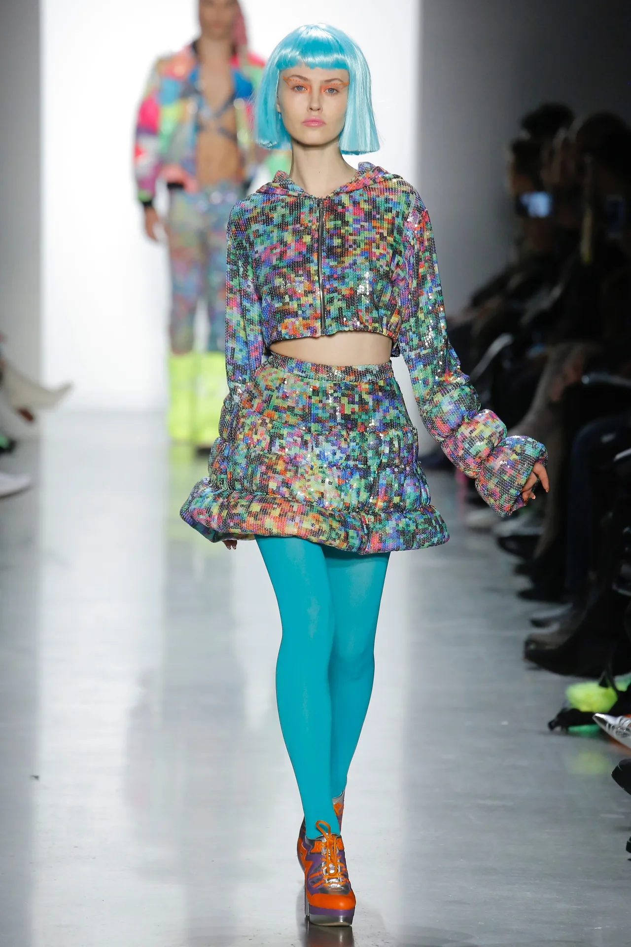 Thương hiệu Jeremy Scott Ready-to-wear Thu-Đông 2018: Rực rỡ sắc màu viễn tưởng 7 Thương hiệu Jeremy Scott Ready-to-wear Thu-Đông 2018: Rực rỡ sắc màu viễn tưởng 7