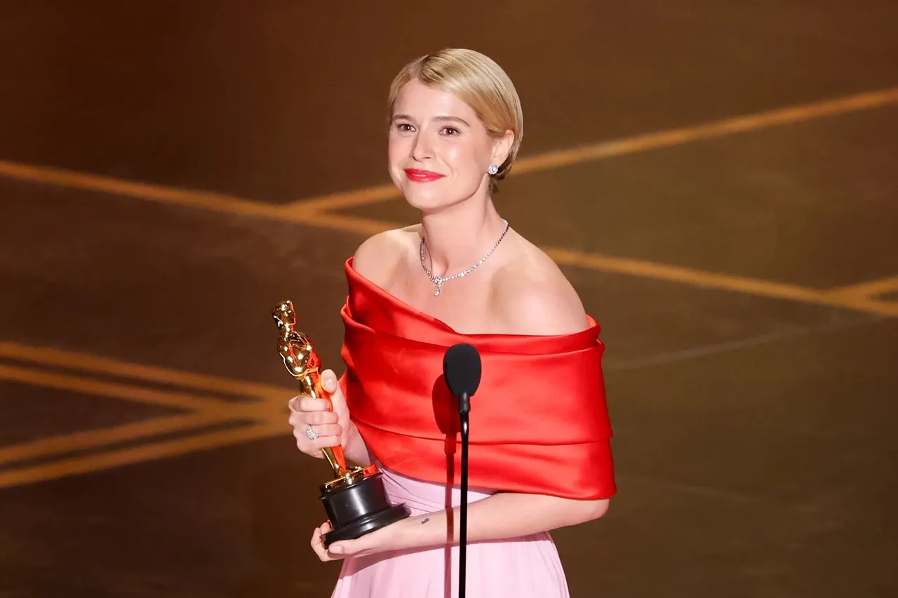 nữ diễn viên Jessie Buckley tại lễ trao giải Oscar 2026
