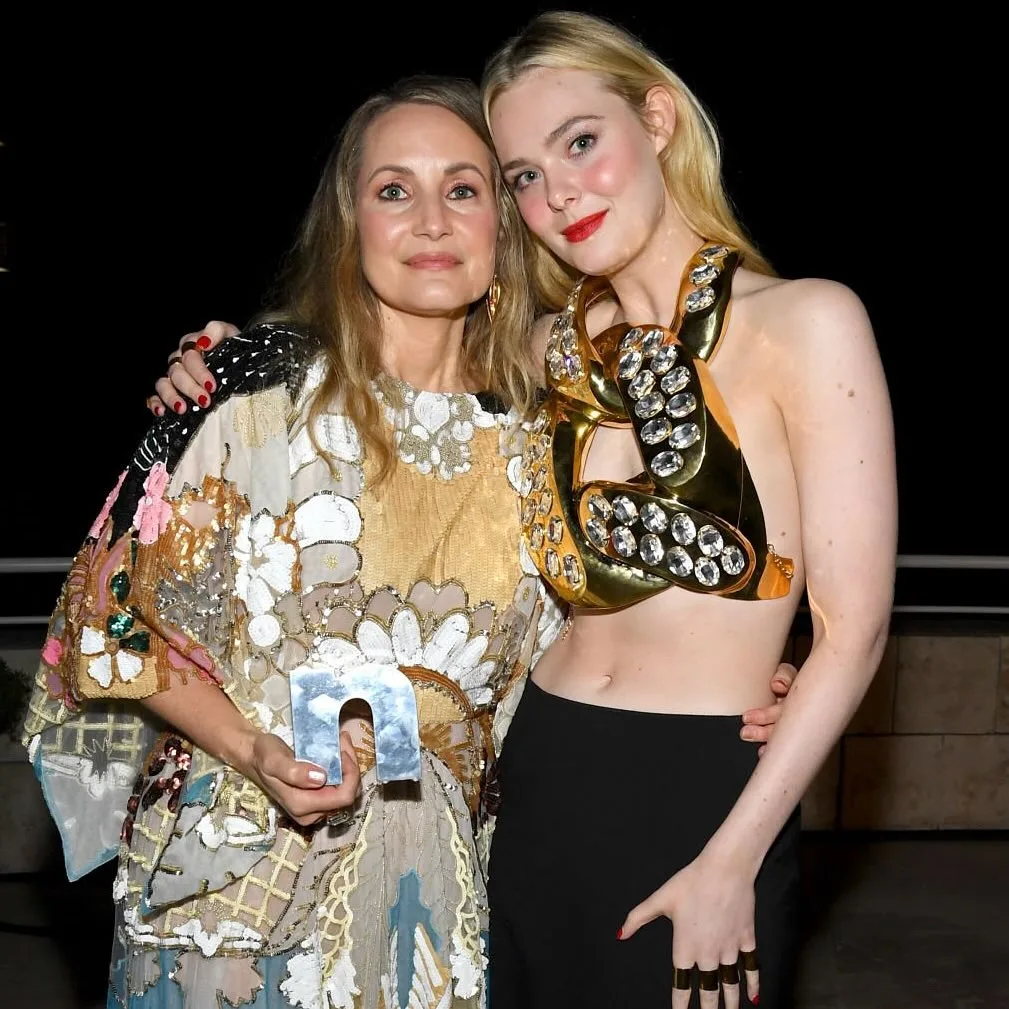 Elle Fanning và Samantha McMillen