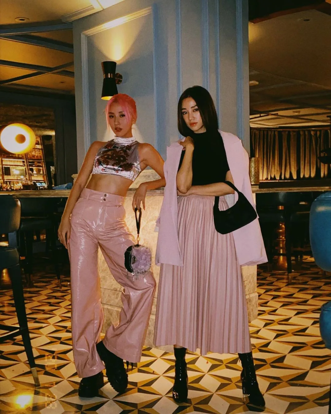 váy xếp ly màu hồng áo blazer áo thun đen salim