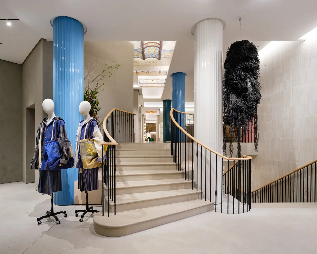 bên trong cửa hàng Loewe
