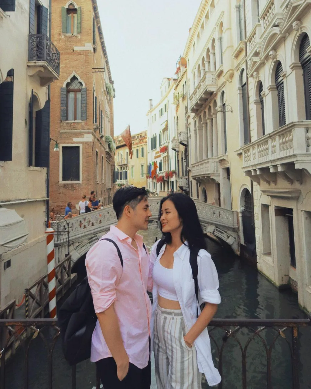 đông nhi ông cao thắng áo sơmi du lịch venice