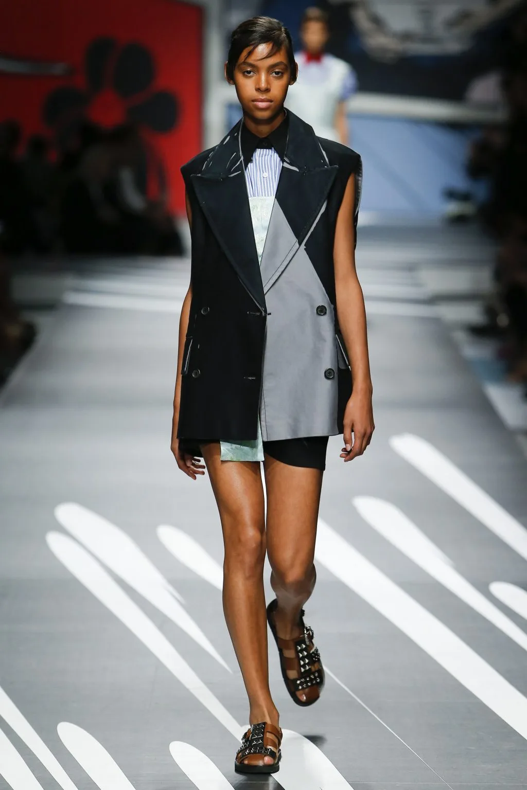 Prada Ready-to-wear Xuân 2018: Tính nữ được suy tôn bởi sự mạnh mẽ và náo nhiệt Prada Ready-to-wear Xuân 2018: Tính nữ được suy tôn bởi sự mạnh mẽ và náo nhiệt
