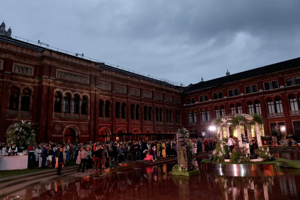 bữa tiệc mùa hè của dior tại bảo tàng victoria & albert 2019