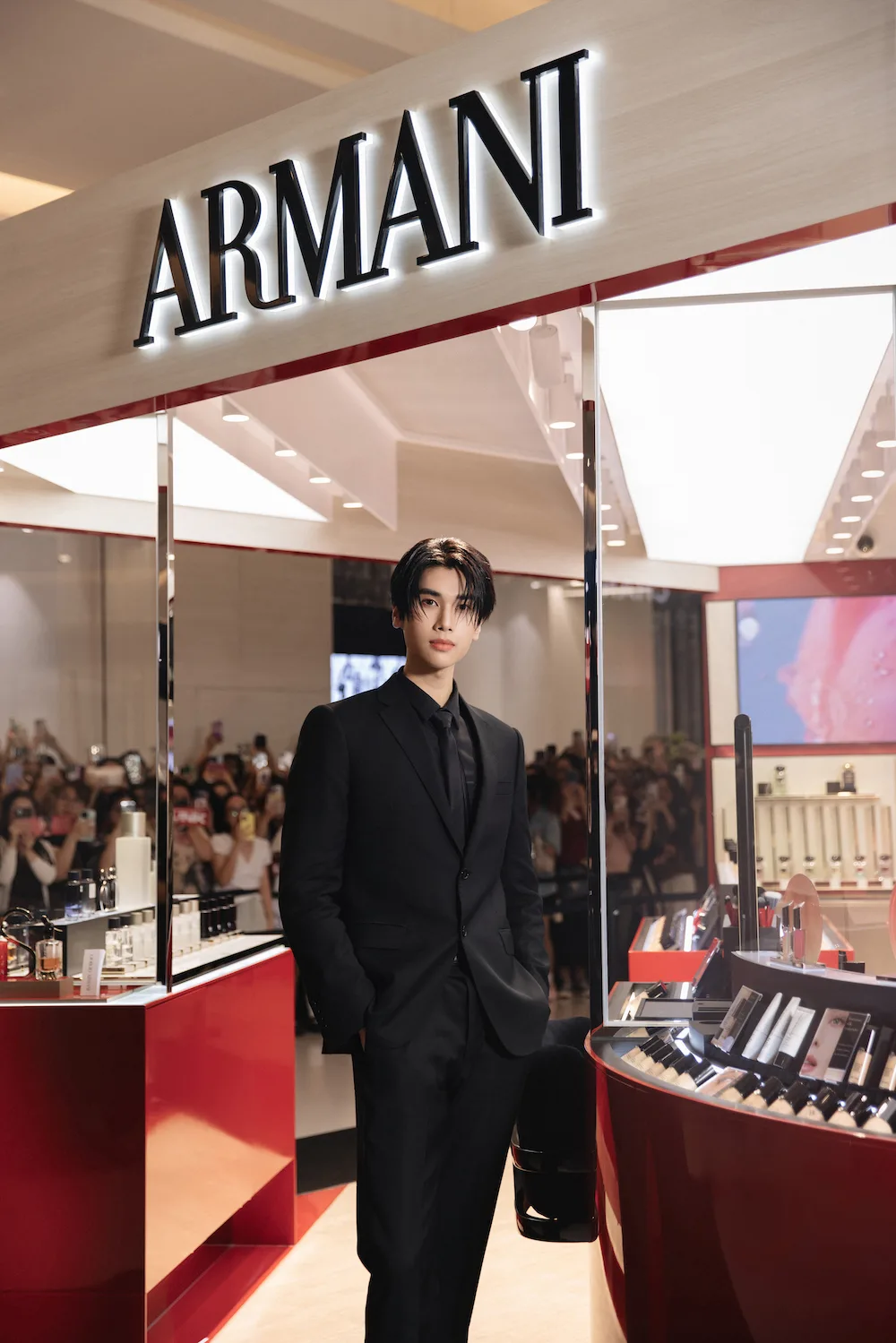 Nam diễn viên Thái Lan Natachai Boonprasert (Dunk) tại cửa hàng của Armani Beauty tại Crescent Mall