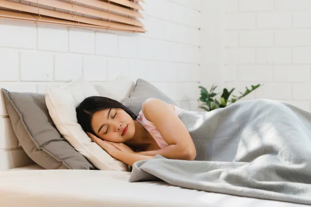 cô gái nằm ngủ giấc ngủ