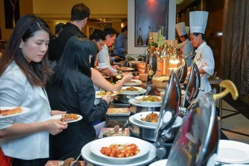 Đồ ăn được nhập khẩu với hương vị được chế biến kiểu Âu hoặc kết hợp khiến thực khách hài lòng.