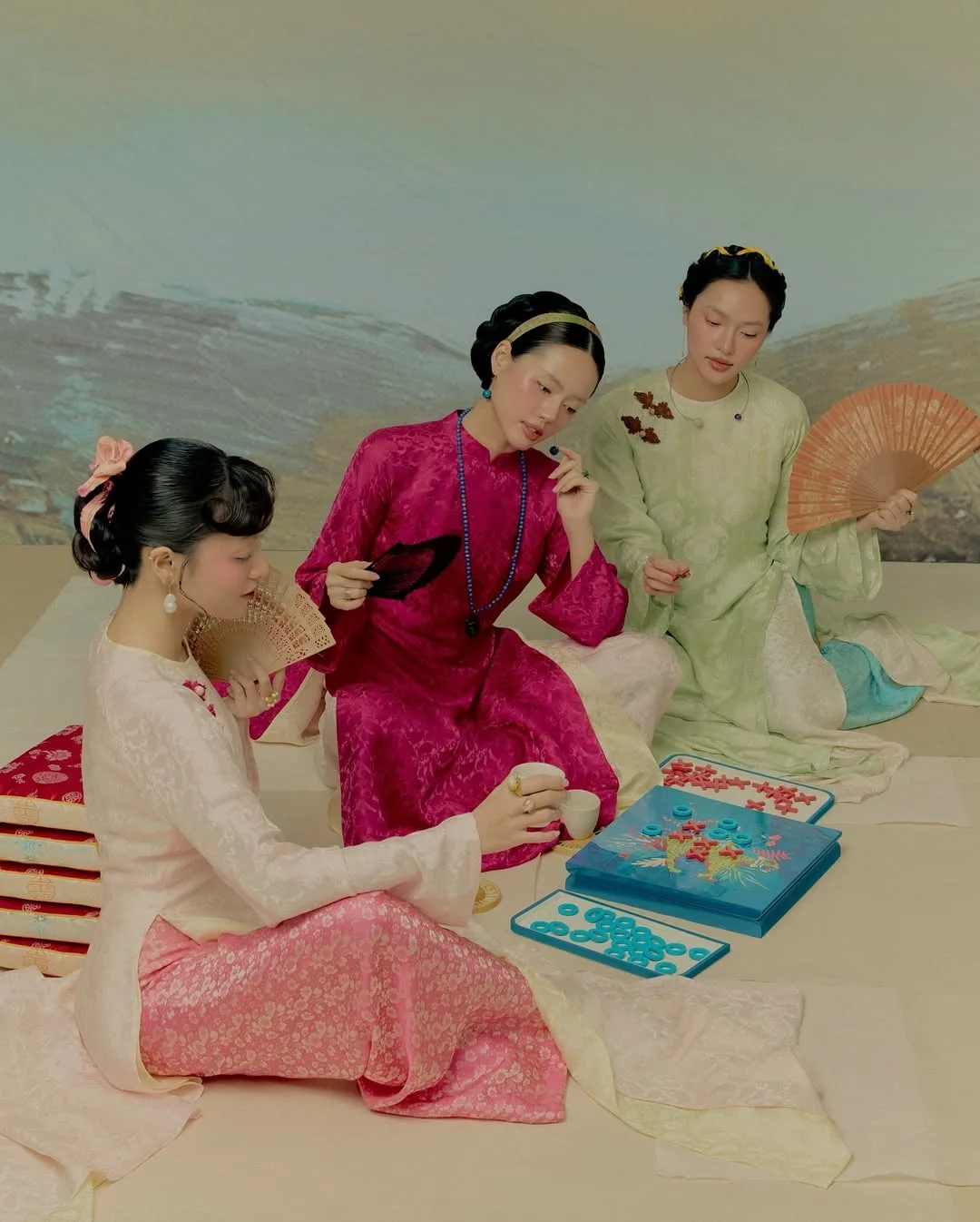 Trong không gian thờ tự linh thiêng, vẻ đẹp kín đáo của tà áo dài tôn vinh trọn vẹn đạo lý uống nước nhớ nguồn của người Việt