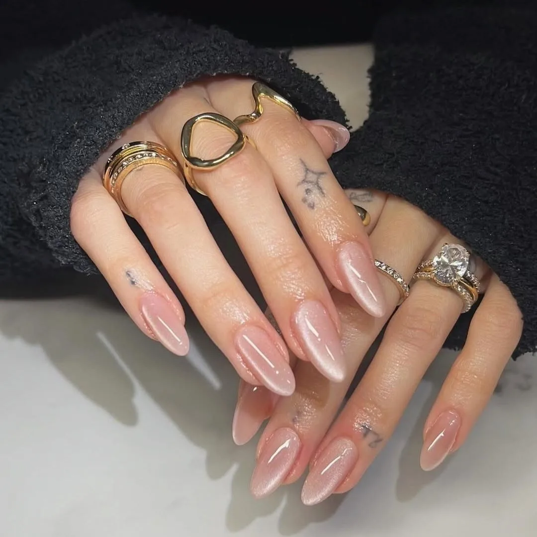 Bàn tay với nails mạ chrome
