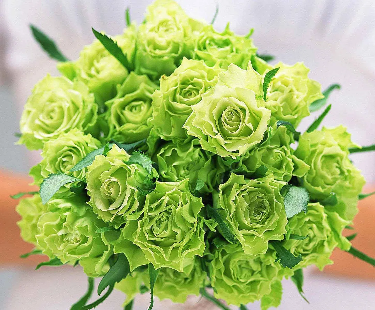 hoa cưới kết từ hoa hồng màu xanh lá