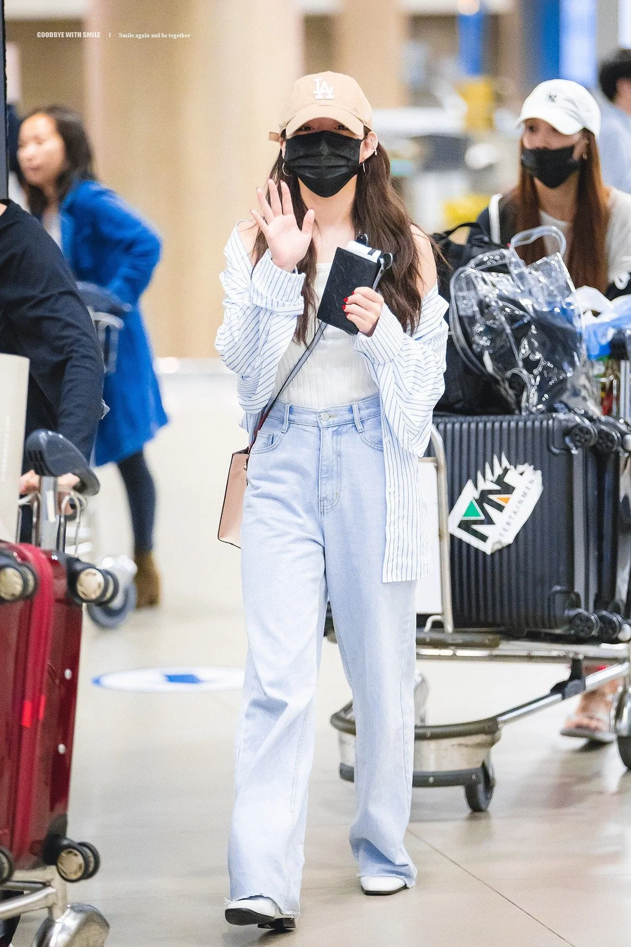 chung ha mặc áo sơ mi rộng và quần ống rộng