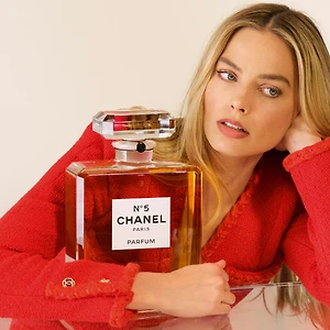 chanel - diễn viên Margot Robbie mặc blazer đỏ và ôm chai nước hoa chanel phiên bản to để chụp ảnh chân dung