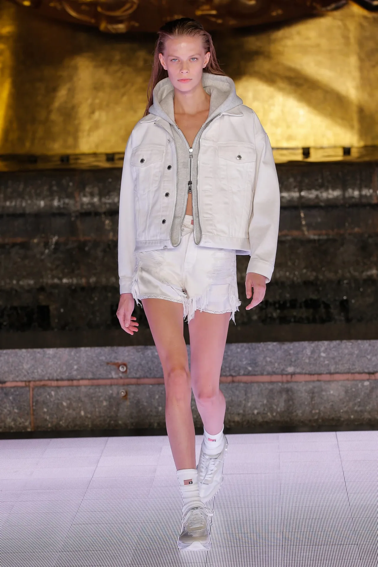 áo khoác lửng và quần shorts