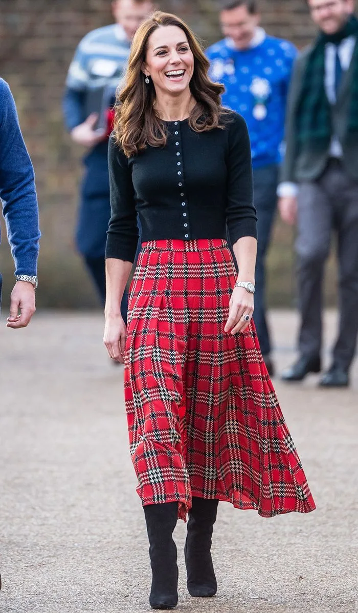 Công nương Kate chân váy họa tiết Tartan