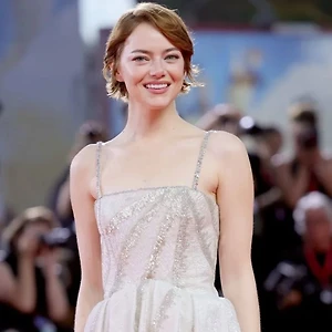 Emma Stone với tóc pixie đỏ tại Liên hoan phim Venice 2025