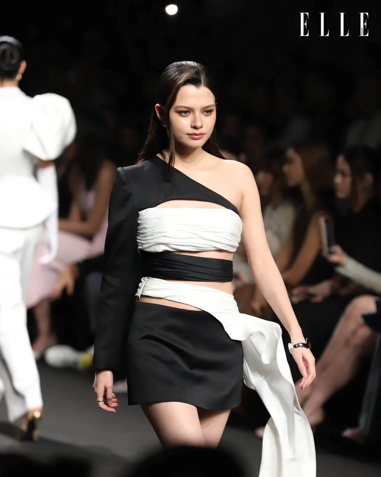 Becky diện váy cutout tại ELLE Fashion Week 2025