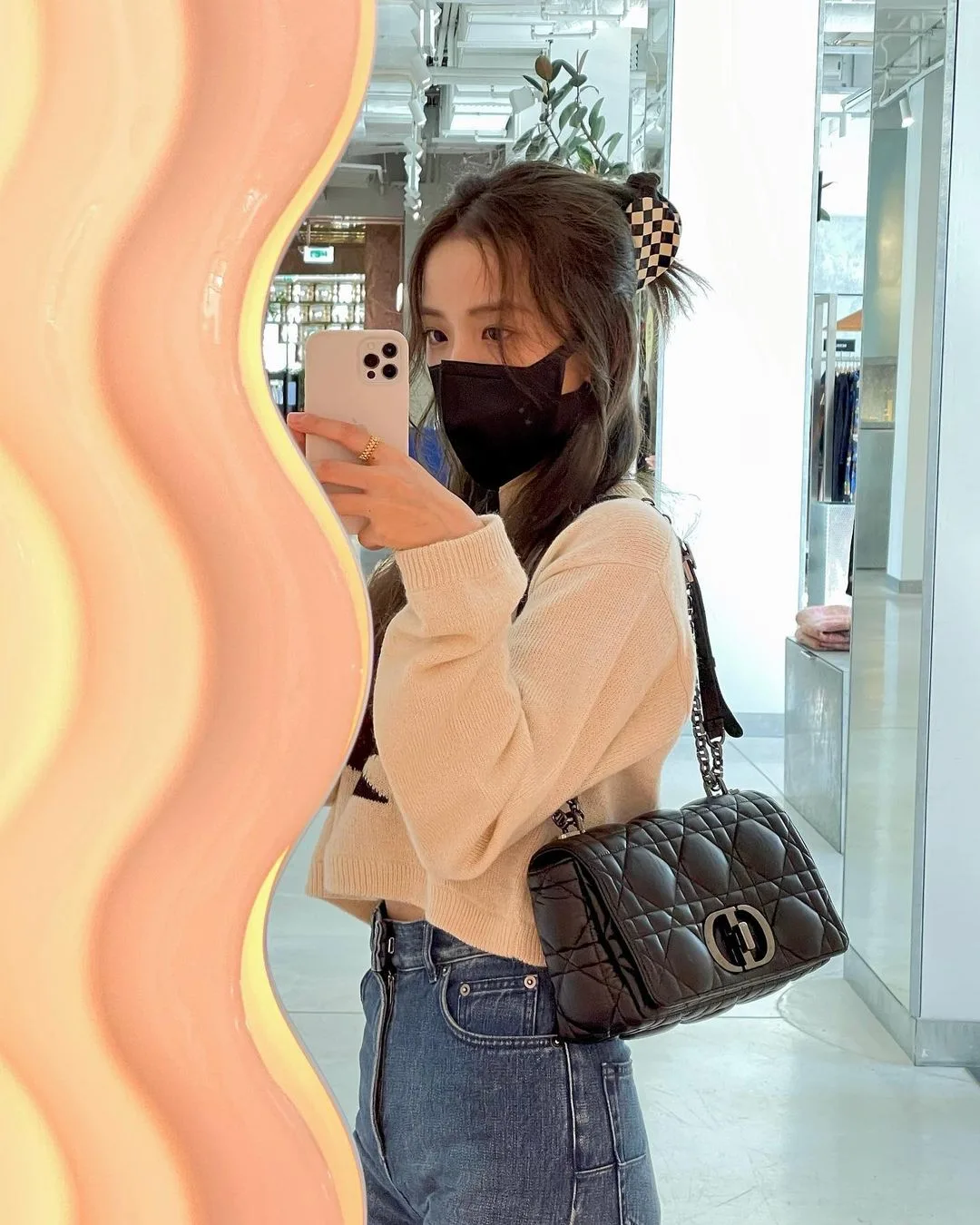BLACKPINK Jisoo đeo kẹp càng cua Y2K