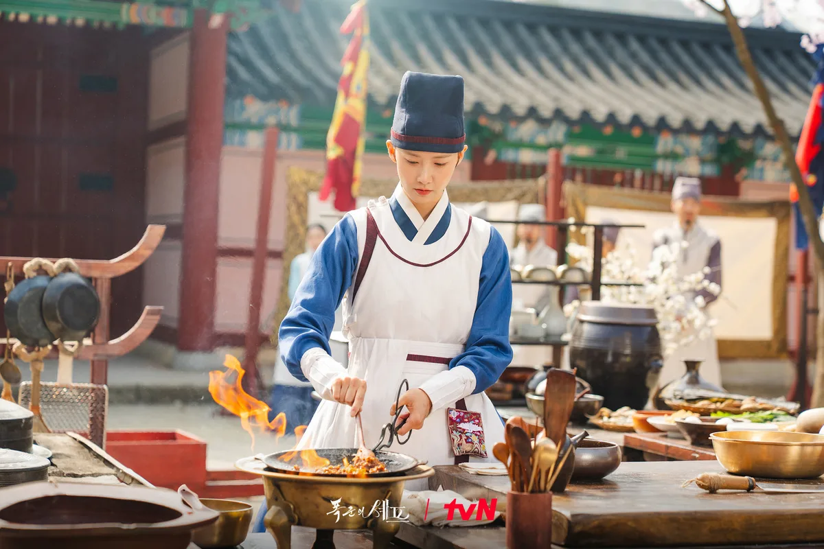 elle-review-phim-ngu-tru-cua-bao-chua-bon-appetit-your-majesty-202500011